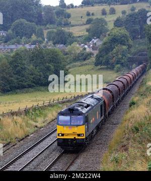 In einem Sommerregen ist die Diesellokomotive DB Cargo 60074 mit einem leeren Stahlzug durch den Millford-Tunnel zwischen Duffield und Belper gefahren Stockfoto