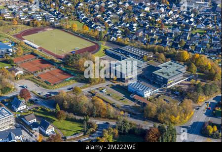 Luftaufnahme, kommunale Oberschule Schmallenberg und Sportplatz im Bezirk Wormbach in Schmallenberg, Sauerland, Nordrhein-Westfalen, Deutschland Stockfoto