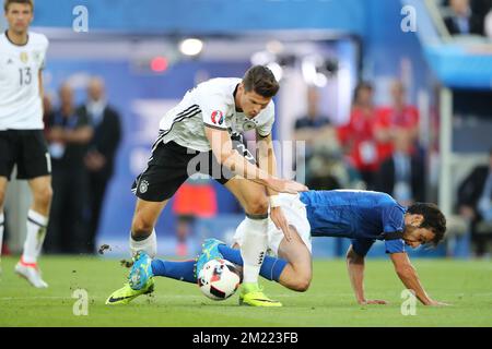 Mario Gomez aus Deutschland und Marco Parolo aus Italien kämpfen um den Ball während eines Fußballspiels zwischen deutscher und italienischer Mannschaft, im Viertelfinale der UEFA Euro 2016-Europameisterschaft am Freitag, den 01. Juli 2016, in Bordeaux, Frankreich. Stockfoto