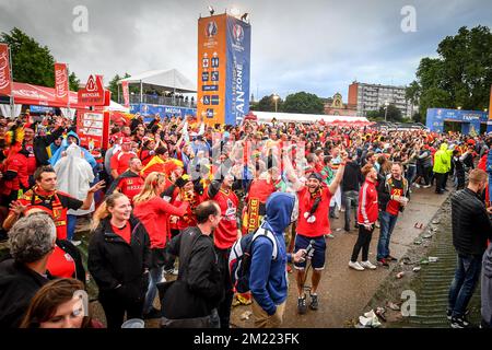 Belgische Fans feiern in der Fanzone in Lille, Frankreich, während eines Fußballspiels zwischen der belgischen Nationalmannschaft Red Devils und Wales, im Viertelfinale der UEFA Euro 2016 Europameisterschaft am Freitag, den 01. Juli 2016. Stockfoto