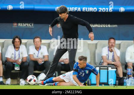 Der deutsche Cheftrainer Joachim Low und die italienische Emanuele Giaccherini wurden während eines Fußballspiels zwischen deutscher und italienischer Mannschaft in den Viertelfinalen der UEFA Euro 2016-Europameisterschaft am Freitag, den 01. Juli 2016, in Bordeaux, Frankreich, dargestellt. Stockfoto