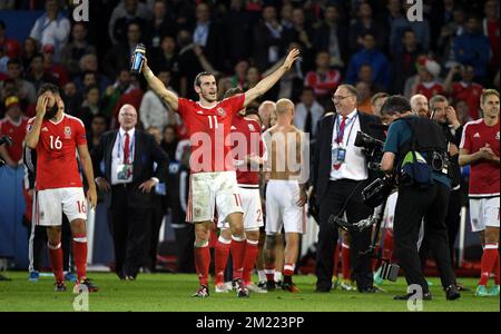 Wales' Gareth Bale feiert nach dem Sieg eines Fußballspiels zwischen der belgischen Nationalmannschaft Red Devils und Wales im Viertelfinale der UEFA Euro 2016-Europameisterschaft am Freitag, den 01. Juli 2016 in Lille, Frankreich. Stockfoto