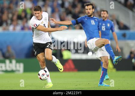 Mario Gomez aus Deutschland und Marco Parolo aus Italien kämpfen um den Ball während eines Fußballspiels zwischen deutscher und italienischer Mannschaft, im Viertelfinale der UEFA Euro 2016-Europameisterschaft am Freitag, den 01. Juli 2016, in Bordeaux, Frankreich. Stockfoto