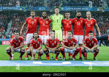 TeamPhoto von Wales Back Row (L-R) Hal Robson Kanu of Wales, Ashley Williams of Wales, Wayne Hennessey of Wales, James Chester of Wales, Joe Ledley of Wales, Aaron Ramsey of Wales Front Row (L-R) Gareth Bale of Wales, Joe Allen of Wales, Neil Taylor of Wales, Chris Gunter of Wales, Ben Davies aus Wales beim UEFA EURO 2016-Viertelfinale zwischen Wales und Belgien am 2. Juli 2016 im Stade Pierre Mauroy in Lille, Frankreich. Stockfoto