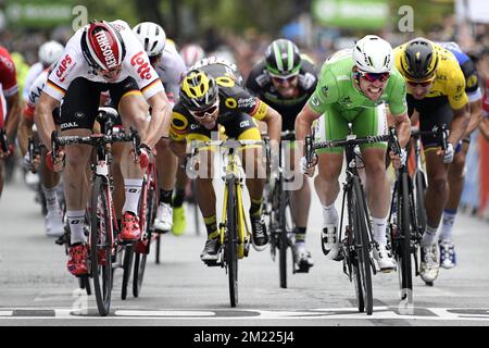 British Mark Cavendish von Dimension Data (R) gewinnt vor dem Deutschen Andre Greipel von Lotto Soudal (L) die dritte Etappe der 103.. Ausgabe des Radrennen Tour de France, 223,5 km von Granville nach Angers, am Montag, den 04. Juli 2016, Frankreich. Stockfoto