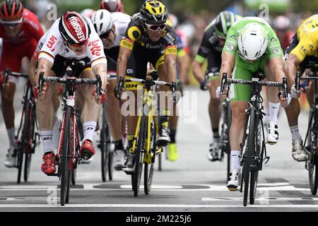 British Mark Cavendish von Dimension Data (R) gewinnt vor dem Deutschen Andre Greipel von Lotto Soudal (L) die dritte Etappe der 103.. Ausgabe des Radrennens Tour de France, 223,5 km von Granville nach Angers, am Montag, den 04. Juli 2016, Frankreich. Stockfoto