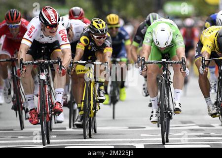 British Mark Cavendish von Dimension Data (R) gewinnt den deutschen Andre Greipel von Lotto Soudal (L), die dritte Etappe der 103.. Ausgabe des Radrennen Tour de France, 223,5 km von Granville nach Angers, am Montag, den 04. Juli 2016, Frankreich. Stockfoto