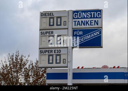 Koblenz, Deutschland - November 2022: Die Tankpreisanzeige zeigt null an einer geschlossenen Tankstelle an Stockfoto