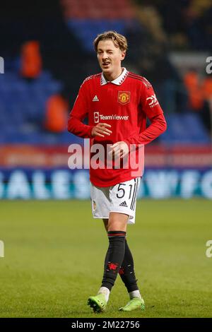 Bolton, Großbritannien. 13.. Dezember 2022. Charlie Savage #51 von Manchester United winkt bei Isak Hansen-Aaroen #68 von Manchester United während des Papa John's Trophy-Spiels Bolton Wanderers vs Manchester United U21 an der University of Bolton Stadium, Bolton, Großbritannien, 13.. Dezember 2022 (Foto von Phil Bryan/News Images) in Bolton, Großbritannien, am 12./13. Dezember 2022. (Foto: Phil Bryan/News Images/Sipa USA) Guthaben: SIPA USA/Alamy Live News Stockfoto