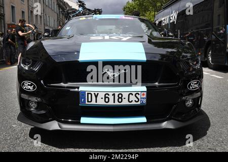 Das Abbildungsbild zeigt das Team Sky Ford Mustang vor Beginn der elften Etappe des Radrennen Tour de France 103., 162,5 km von Carcassonne nach Montpellier, Frankreich, am Mittwoch, den 13. Juli 2016. Stockfoto