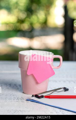 Beruhigende, Erfrischende Umgebung, Ideen Für Ein Café Im Garten, Natur Im Freien, Warmes Klima, Arbeitsbereich Im Freien, Schreiben Wichtiger Notizen Stockfoto