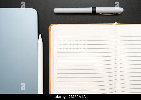 Bürobedarf Über Dem Schreibtisch Mit Tastatur Und Gläsern Und Kaffeetasse Für Die Fernarbeit, Verschiedene Schuleinrichtungen Mit Heißgetränken Und Brillen. Stockfoto