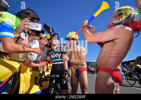 Der kolumbianische Sergio Henao von Team Sky wurde mit kolumbianischen Fans zu Beginn der vierzehnten Etappe des Radrennens Tour de France 103., 208,5km von Montelimar nach Villars-les-Dombes, am Samstag, den 16. Juli 2016 fotografiert. Stockfoto