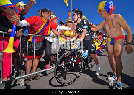 Der kolumbianische Sergio Henao von Team Sky wurde mit kolumbianischen Fans zu Beginn der vierzehnten Etappe des Radrennens Tour de France 103., 208,5km von Montelimar nach Villars-les-Dombes, am Samstag, den 16. Juli 2016 fotografiert. Stockfoto