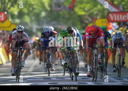 Der slowakische Peter Sagan von Tinkoff und der norvegische Alexander Kristoff vom Team Katusha springen zum Ende der sechzehnten Etappe der 103.. Ausgabe des Radrennen Tour de France, 209km von Moirans-en-Montagne nach Bern. Stockfoto