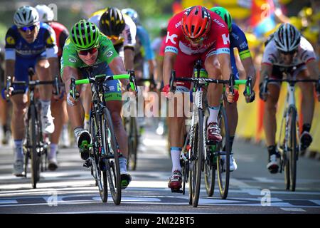 Der slowakische Peter Sagan von Tinkoff und der norvegische Alexander Kristoff vom Team Katusha springen am Montag, den 18. Juli 103. 2016, um die sechzehnte Etappe der Radtour de France 209km von Moirans-en-Montagne nach Bern zu beenden. Stockfoto