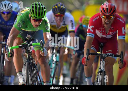 Der slowakische Peter Sagan von Tinkoff und der norvegische Alexander Kristoff vom Team Katusha springen am Montag, den 18. Juli 103. 2016, um die sechzehnte Etappe der Radtour de France 209km von Moirans-en-Montagne nach Bern zu beenden. Stockfoto