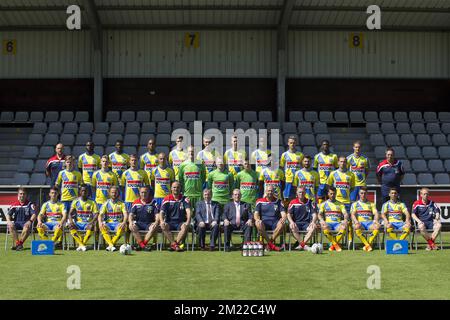 (Vordere Reihe L-R) eine nicht identifizierte Person, Jarno Molenberghs, Junior Oto'o, Robin Henkens, Westerlos Assistenztrainer Eric Reenaers, Westerlos Assistenztrainer Vedran Pelic, Westerlos Herman Wijnants, Westerlos neuer Vorsitzender Vic Sohres, Westerlos Cheftrainer Bob Peetters, Westerlos Beneleskos Algouzier, Jordan Benezier, Paul Benezieeper, Jordan Benezier, Alkeototo Alkeotscheji, Jordan Beneeper, Eine nicht identifizierte Person, (zweite Reihe L-R) Daan Heymans, Gilles Ruyssen, Eduards Visnakovs, Kenneth Schuermans, Torhüter Kristof Van Hout, Torhüter Koen Van Langendonck, Torhüter Yannick Verbin, Silvere Ganvoula, Micha Stockfoto