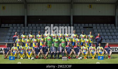 (Vordere Reihe L-R) eine nicht identifizierte Person, Jarno Molenberghs, Junior Oto'o, Robin Henkens, Westerlos Assistenztrainer Eric Reenaers, Westerlos Assistenztrainer Vedran Pelic, Westerlos Herman Wijnants, Westerlos neuer Vorsitzender Vic Sohres, Westerlos Cheftrainer Bob Peetters, Westerlos Beneleskos Algouzier, Jordan Benezier, Paul Benezieeper, Jordan Benezier, Alkeototo Alkeotscheji, Jordan Beneeper, Eine nicht identifizierte Person, (zweite Reihe L-R) Daan Heymans, Gilles Ruyssen, Eduards Visnakovs, Kenneth Schuermans, Torhüter Kristof Van Hout, Torhüter Koen Van Langendonck, Torhüter Yannick Verbin, Silvere Ganvoula, Micha Stockfoto