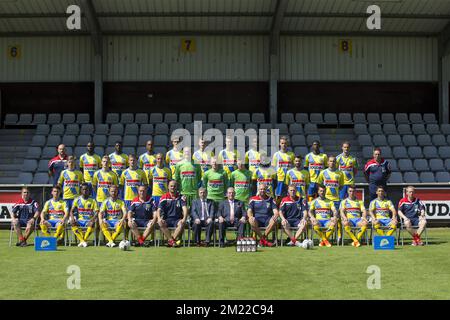 (Vordere Reihe L-R) eine nicht identifizierte Person, Jarno Molenberghs, Junior Oto'o, Robin Henkens, Westerlos Assistenztrainer Eric Reenaers, Westerlos Assistenztrainer Vedran Pelic, Westerlos Herman Wijnants, Westerlos neuer Vorsitzender Vic Sohres, Westerlos Cheftrainer Bob Peetters, Westerlos Beneleskos Algouzier, Jordan Benezier, Paul Benezieeper, Jordan Benezier, Alkeototo Alkeotscheji, Jordan Beneeper, Eine nicht identifizierte Person, (zweite Reihe L-R) Daan Heymans, Gilles Ruyssen, Eduards Visnakovs, Kenneth Schuermans, Torhüter Kristof Van Hout, Torhüter Koen Van Langendonck, Torhüter Yannick Verbin, Silvere Ganvoula, Micha Stockfoto