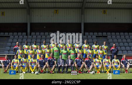 (Vordere Reihe L-R) eine nicht identifizierte Person, Jarno Molenberghs, Junior Oto'o, Robin Henkens, Westerlos Assistenztrainer Eric Reenaers, Westerlos Assistenztrainer Vedran Pelic, Westerlos Herman Wijnants, Westerlos neuer Vorsitzender Vic Sohres, Westerlos Cheftrainer Bob Peetters, Westerlos Beneleskos Algouzier, Jordan Benezier, Paul Benezieeper, Jordan Benezier, Alkeototo Alkeotscheji, Jordan Beneeper, Eine nicht identifizierte Person, (zweite Reihe L-R) Daan Heymans, Gilles Ruyssen, Eduards Visnakovs, Kenneth Schuermans, Torhüter Kristof Van Hout, Torhüter Koen Van Langendonck, Torhüter Yannick Verbin, Silvere Ganvoula, Micha Stockfoto