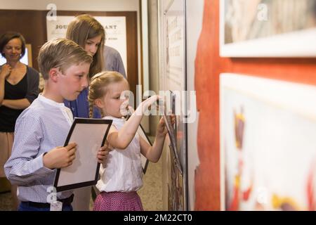 Prinz Emmanuel (10), Kronprinzessin Elisabeth (14) und Prinzessin Eleonore (7), die bei einem Fotoshooting des Urlaubs der belgischen Königsfamilie im Belgischen Comic Strip Center in Brüssel am Dienstag, den 19. Juli 2016, fotografiert wurden. Stockfoto