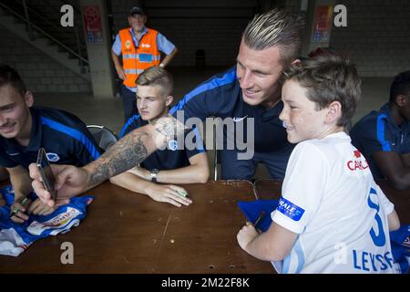 Genks Sebastien Dewaest wurde am Fantag des Jupiler Pro League-Teams KRC Genk am Sonntag, den 24. Juli 2016 in Genk gezeigt. Stockfoto