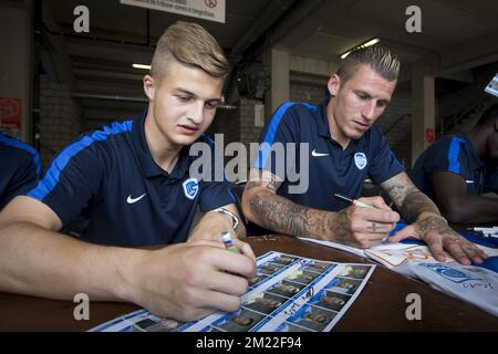 Genks Torwart Nordin Jackers und Genks Sebastien Dewaest wurden am Fantag des Jupiler Pro League-Teams KRC Genk, Sonntag, den 24. Juli 2016 in Genk, gefilmt. Stockfoto