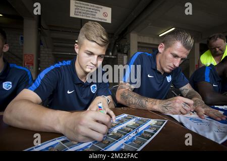 Genks Torwart Nordin Jackers und Genks Sebastien Dewaest wurden am Fantag des Jupiler Pro League-Teams KRC Genk, Sonntag, den 24. Juli 2016 in Genk, gefilmt. Stockfoto