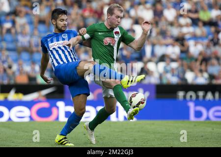 Sandy Walsh von Genk und Stephen Dooley von Cork spielten während des ersten Teilspiels der dritten Qualifikationsrunde zwischen dem belgischen Fußballteam KRC Genk und der irischen Cork City F.C. im Europa League-Wettbewerb am Donnerstag, den 28. Juli 2016 in Genk. Stockfoto