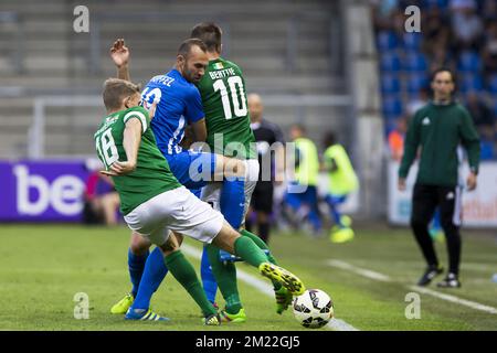 Michael McSweeney von Cork, Thomas Buffel von Genk und Steven Beattie von Cork spielten im ersten Teilchenspiel der dritten Qualifikationsrunde zwischen der belgischen ersten Fußballliga KRC Genk und der irischen Cork City F.C. am Donnerstag, den 28. Juli 2016 in Genk. Stockfoto