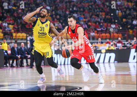 Athen, Lombardei, Griechenland. 13.. Dezember 2022. 11 KOSTAS SLOUKAS von Olympiacos Piraeus reagieren während des Euroleague-Spiels der Turkish Airlines zwischen Olympiacos Piraeus und Fenerbahce Beko Istanbul im Friedens- und Freundschaftsstadion am 13. Dezember 2022 in Piräus, Griechenland (Kreditbild: © Stefanos Kyriazis/ZUMA Press Wire) Stockfoto