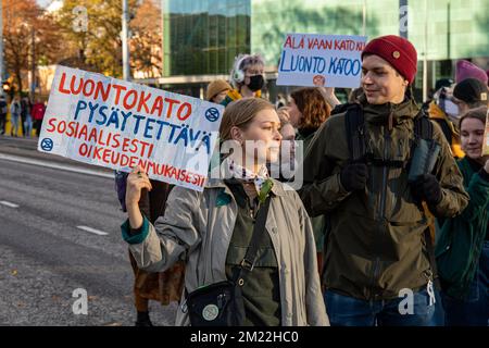 Luontokatokapina oder Rebellion for Nature. Elokapina oder Ausrottung Rebellion Finnland Demonstranten blockieren Mannerheimintie in Helsinki, Finnland. Stockfoto