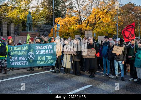 Luontokatokapina oder Rebellion for Nature. Demonstranten, die Mannerheimintie bei der Elokapina-Demonstration in Helsinki, Finnland, blockieren. Stockfoto