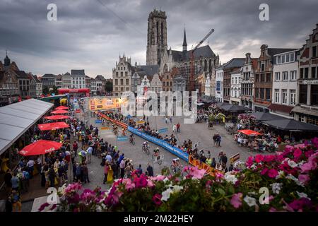 Abbildung, aufgenommen während der 2.. Ausgabe des Radrennen „Maneblusser Natourcriterium“ in Mechelen, Samstag, den 30. Juli 2016. Der Wettbewerb ist Teil der traditionellen „Kriterien“, lokalen Rennen, bei denen hauptsächlich Radfahrer, die auf der Tour de France mitfuhren, gegeneinander antreten. Stockfoto