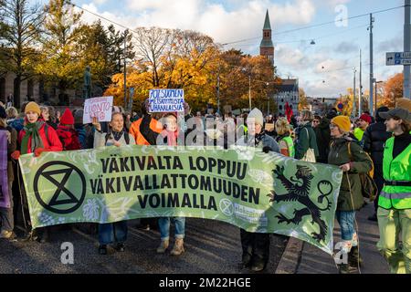 Demonstranten, die den Verkehr auf Mannerheimintie in Elokapina blockieren oder die Rebellion Finnland auslöschen, protestieren gegen den Naturverlust in Helsinki, Finnland Stockfoto