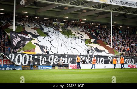 Charlerois Fans wurden während des Spiels der Jupiler Pro League zwischen Sporting Charleroi und Waasland-Beveren am Samstag, den 30. Juli 2016, am ersten Tag der belgischen Fußballmeisterschaft in Charleroi abgebildet. Stockfoto