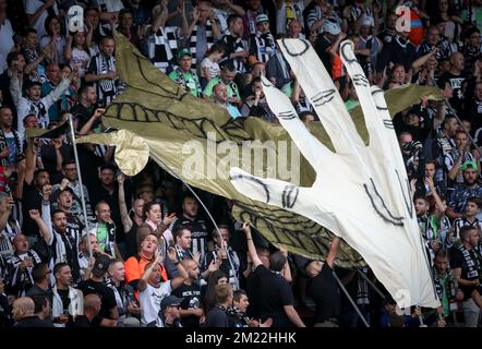 Charlerois Fans wurden während des Spiels der Jupiler Pro League zwischen Sporting Charleroi und Waasland-Beveren am Samstag, den 30. Juli 2016, am ersten Tag der belgischen Fußballmeisterschaft in Charleroi abgebildet. Stockfoto