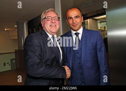 KBVB-URBSFA der belgische Fußballgewerkschaftsvorsitzende Francois De Keersmaecker und der neue belgische Cheftrainer Roberto Martinez schütteln sich auf einer Pressekonferenz der belgischen Fußballnationalmannschaft Red Devils die Hand, um ihren neuen Cheftrainer am Donnerstag, den 04. August 2016, am Sitz der belgischen Fußballunion KBVB-URBSFA in Brüssel bekannt zu geben. Spanish Martinez wird zum neuen Teamleiter ernannt und ersetzt Wilmots, der letzten Monat nach einem enttäuschenden EURO2016-Turnier entlassen wurde. Stockfoto