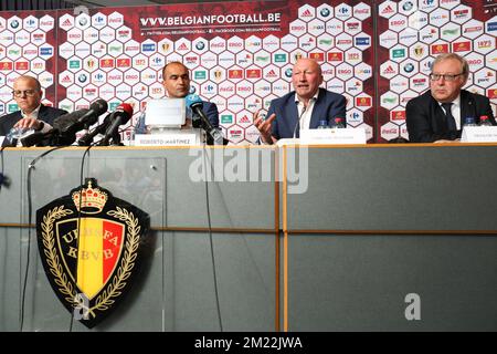 KBVB-URBSFA Stellvertretender Vorsitzender Bart Verhaeghe, neuer Cheftrainer in Belgien Roberto Martinez, KBVB-URBSFA Sportdirektor Chris Van Puyvelde und KBVB-URBSFA belgischer Fußballgewerkschaftsvorsitzender Francois De Keersmaecker, die auf einer Pressekonferenz der belgischen Fußballnationalmannschaft Red Devils vorgestellt wurden, um ihren neuen Cheftrainer bekanntzugeben Donnerstag, 04. August 2016, Sitz der belgischen Fußballgewerkschaft KBVB-URBSFA in Brüssel. Spanish Martinez wird zum neuen Teamleiter ernannt und ersetzt Wilmots, der letzten Monat nach einem enttäuschenden EURO2016-Turnier entlassen wurde. Stockfoto