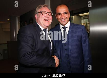 KBVB-URBSFA der belgische Fußballgewerkschaftsvorsitzende Francois De Keersmaecker und der neue belgische Cheftrainer Roberto Martinez geben sich nach einer Pressekonferenz der belgischen Fußballnationalmannschaft Red Devils am Donnerstag, den 04. August 2016 im Sitz der belgischen Fußballunion KBVB-URBSFA in Brüssel die Hand. Spanish Martinez wird zum neuen Teamleiter ernannt und ersetzt Wilmots, der letzten Monat nach einem enttäuschenden EURO2016-Turnier entlassen wurde. Stockfoto