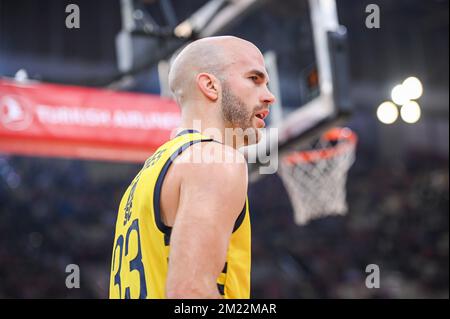 Athen, Lombardei, Griechenland. 13.. Dezember 2022. 33 NICK CALATHES von Fenerbahce Beko Istanbul während der Euroleague-Runde 13, Spiel zwischen Olympiacos Piraeus und Fenerbahce Beko Istanbul im Friedens- und Freundschaftsstadion am 13. Dezember 2022 in Athen, Griechenland (Kreditbild: © Stefanos Kyriazis/ZUMA Press Wire) Stockfoto