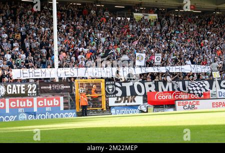 Charlerois Anhänger wurden während des Spiels der Jupiler Pro League zwischen SC Charleroi und KAA Gent in Charleroi am Samstag, den 13. August 2016, am 3. Tag der belgischen Fußballmeisterschaft fotografiert. BELGA PHOTO VIRGINIE LEFOUR Stockfoto