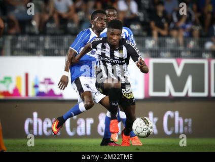 Henry Chukwuemeka Onyekuru von Eupen und Clinton Mata von Charleroi kämpfen um den Ball während des Spiels der Jupiler Pro League zwischen SC Charleroi und KAS Eupen in Charleroi am Freitag, den 26. August 2016, am fünften Tag der belgischen Fußballmeisterschaft. Stockfoto