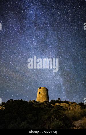 Nachtaufnahme der Milchstraße über dem Wachturm von Albercutx, Alcudia, Mallorca, Spanien Stockfoto