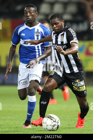 Henry Chukwuemeka Onyekuru von Eupen und Djamel Bakar von Charleroi kämpfen um den Ball während des Spiels der Jupiler Pro League zwischen SC Charleroi und KAS Eupen in Charleroi am Freitag, den 26. August 2016, am fünften Tag der belgischen Fußballmeisterschaft. Stockfoto