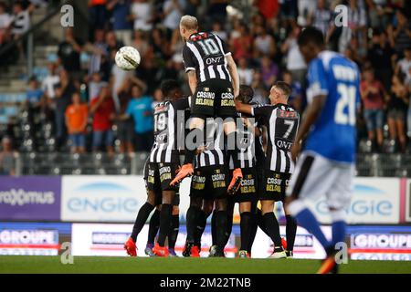 Charlerois Spieler feiern während des Spiels der Jupiler Pro League zwischen SC Charleroi und KAS Eupen in Charleroi, Freitag, den 26. August 2016, am fünften Tag der belgischen Fußballmeisterschaft. Stockfoto