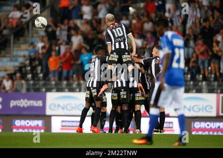 Charlerois Spieler feiern während des Spiels der Jupiler Pro League zwischen SC Charleroi und KAS Eupen in Charleroi, Freitag, den 26. August 2016, am fünften Tag der belgischen Fußballmeisterschaft. Stockfoto