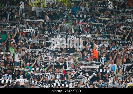 Charlerois Fans wurden während des Spiels der Jupiler Pro League zwischen SC Charleroi und KAS Eupen am Freitag, den 26. August 2016, am fünften Tag der belgischen Fußballmeisterschaft in Charleroi abgebildet. Stockfoto