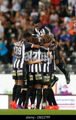 Charlerois Spieler feiern während des Spiels der Jupiler Pro League zwischen SC Charleroi und KAS Eupen in Charleroi, Freitag, den 26. August 2016, am fünften Tag der belgischen Fußballmeisterschaft. Stockfoto